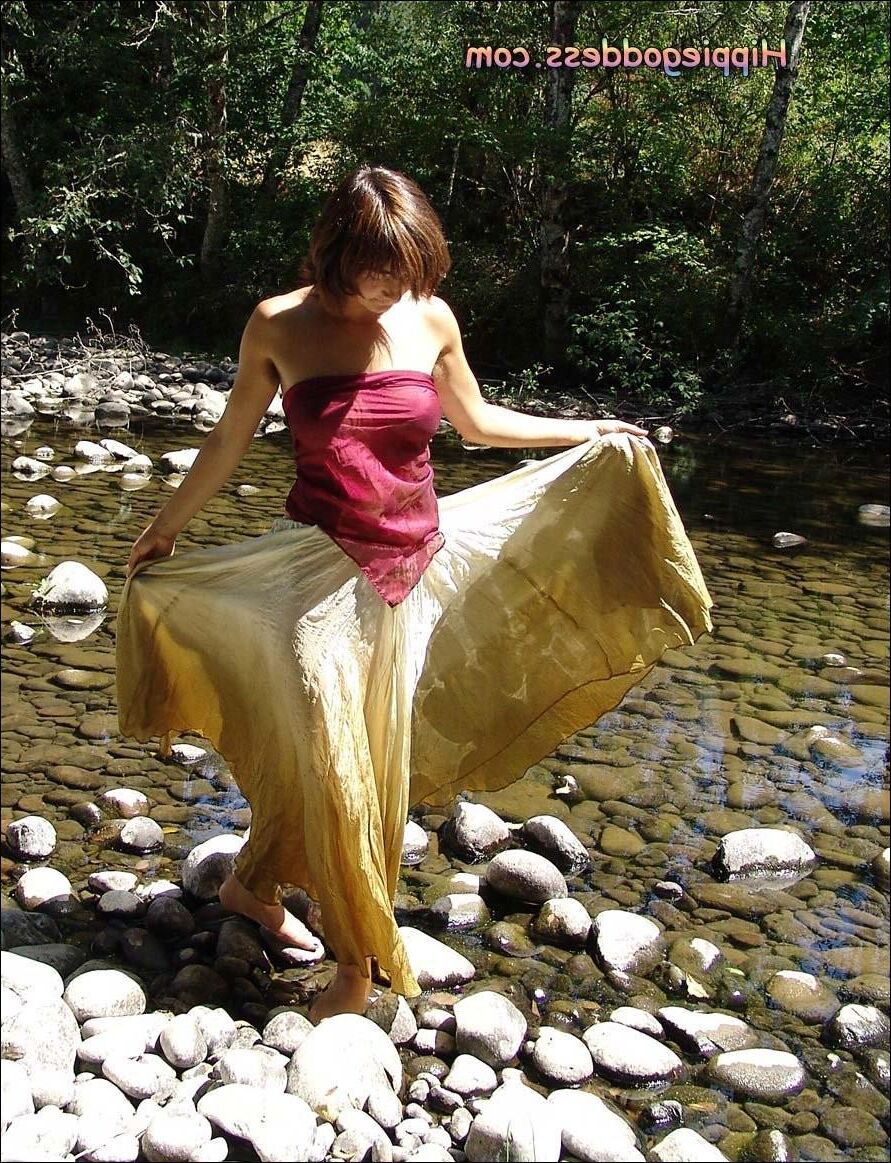 Hippiegoddess Brea waschen im Fluss