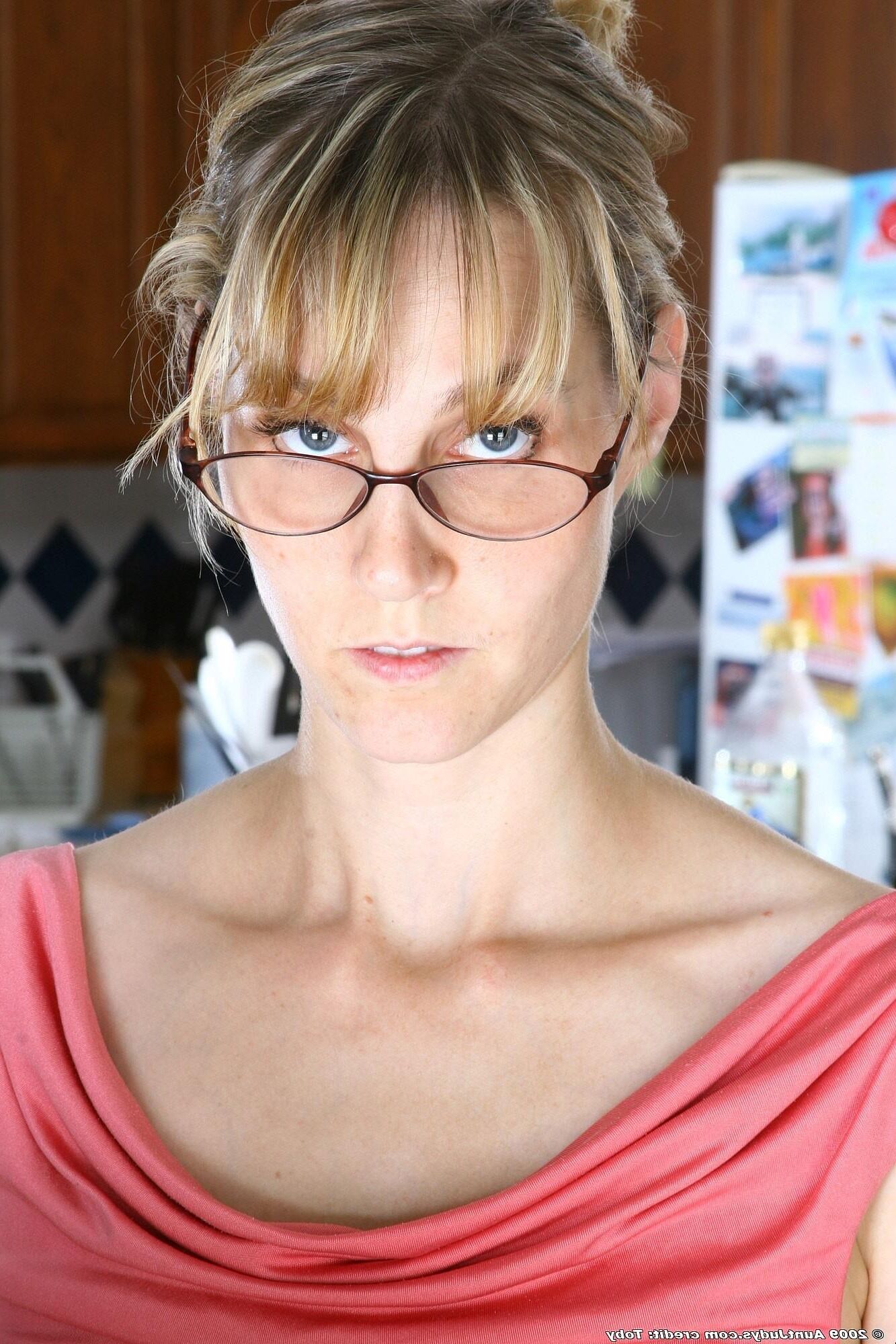 . Olive Slim MILF likes to pull her pussy wide open