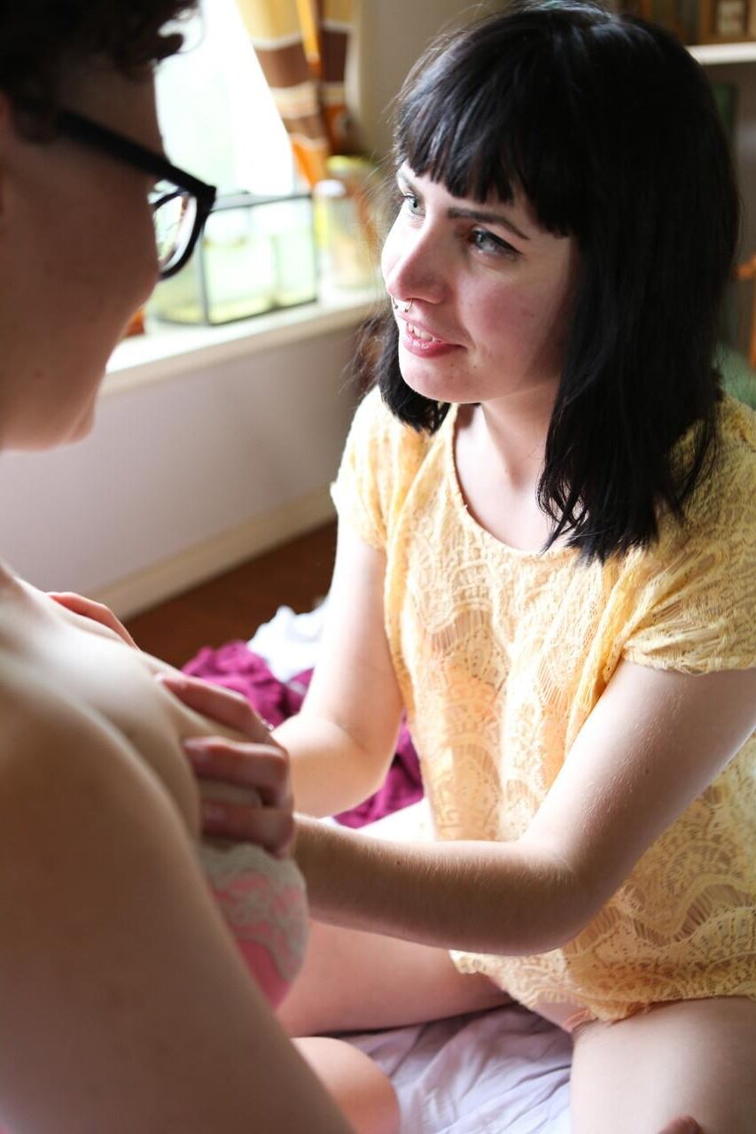 Jeunes et Jolies Gouines AVEC des Petits Nichons