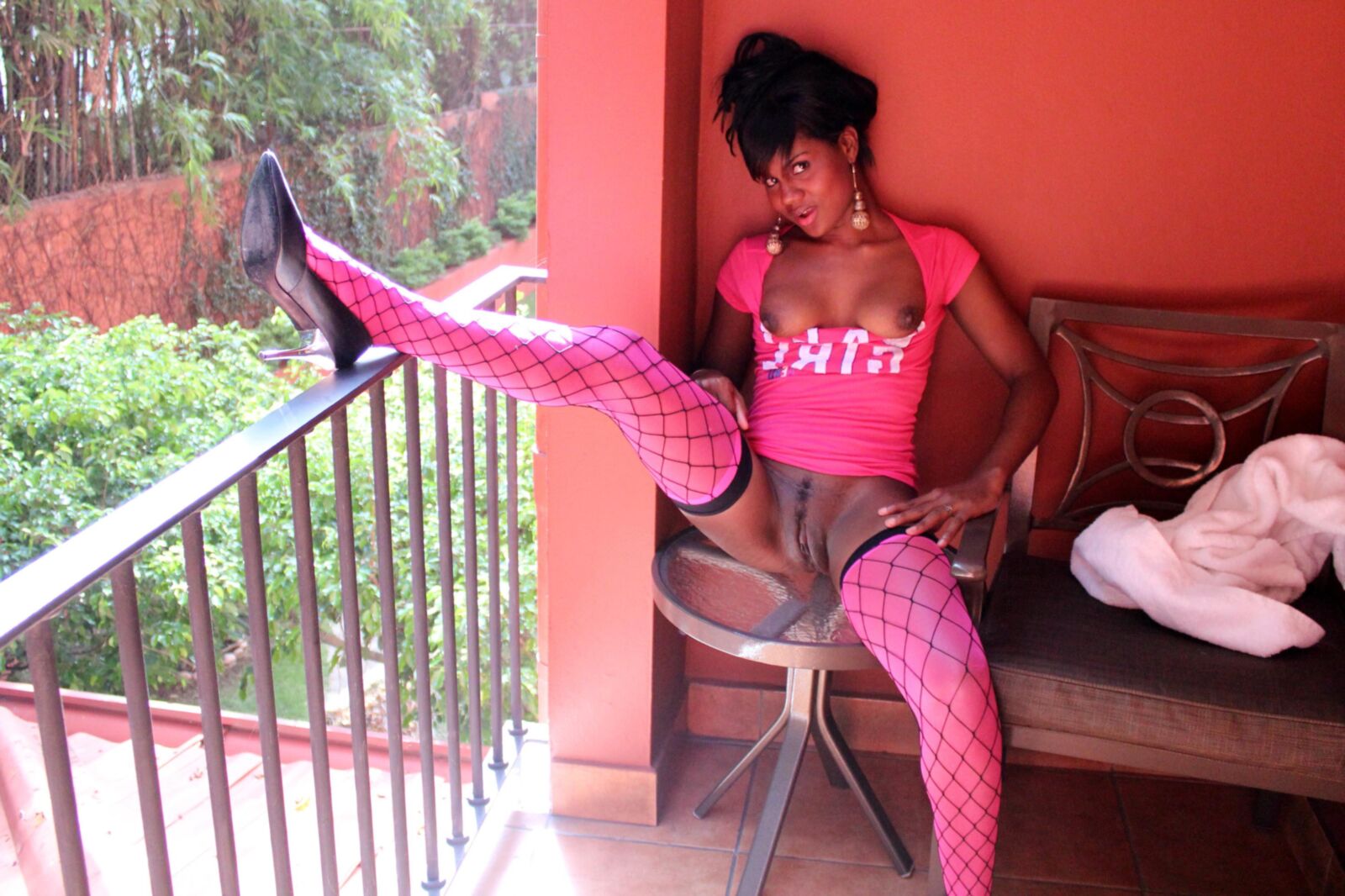 Salope noire excitée sur le balcon est une superbe call-girl