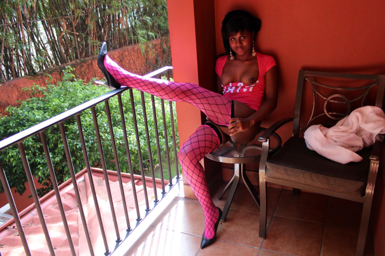 Salope noire excitée sur le balcon est une superbe call-girl