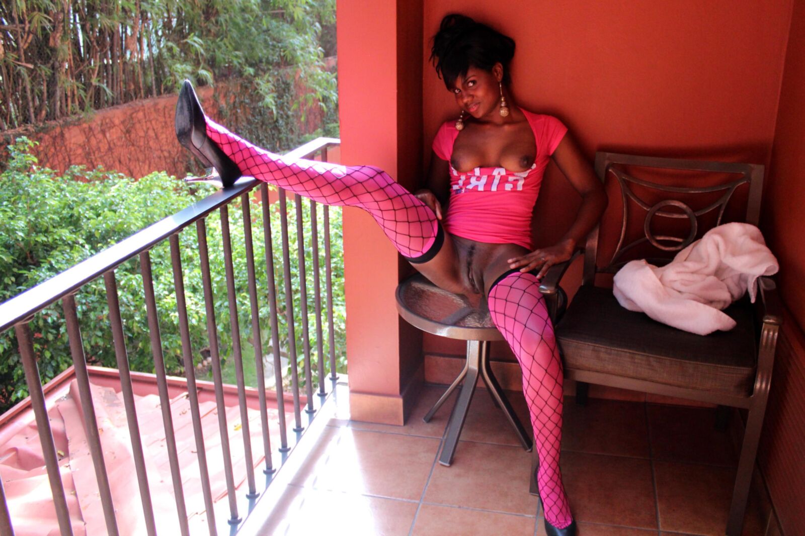 Salope noire excitée sur le balcon est une superbe call-girl