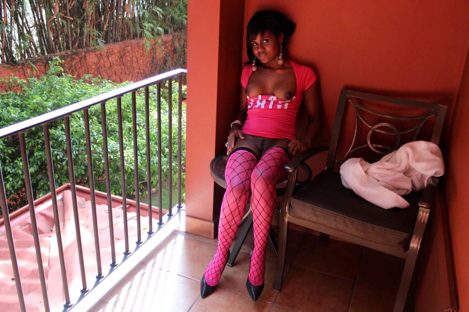 Salope noire excitée sur le balcon est une superbe call-girl