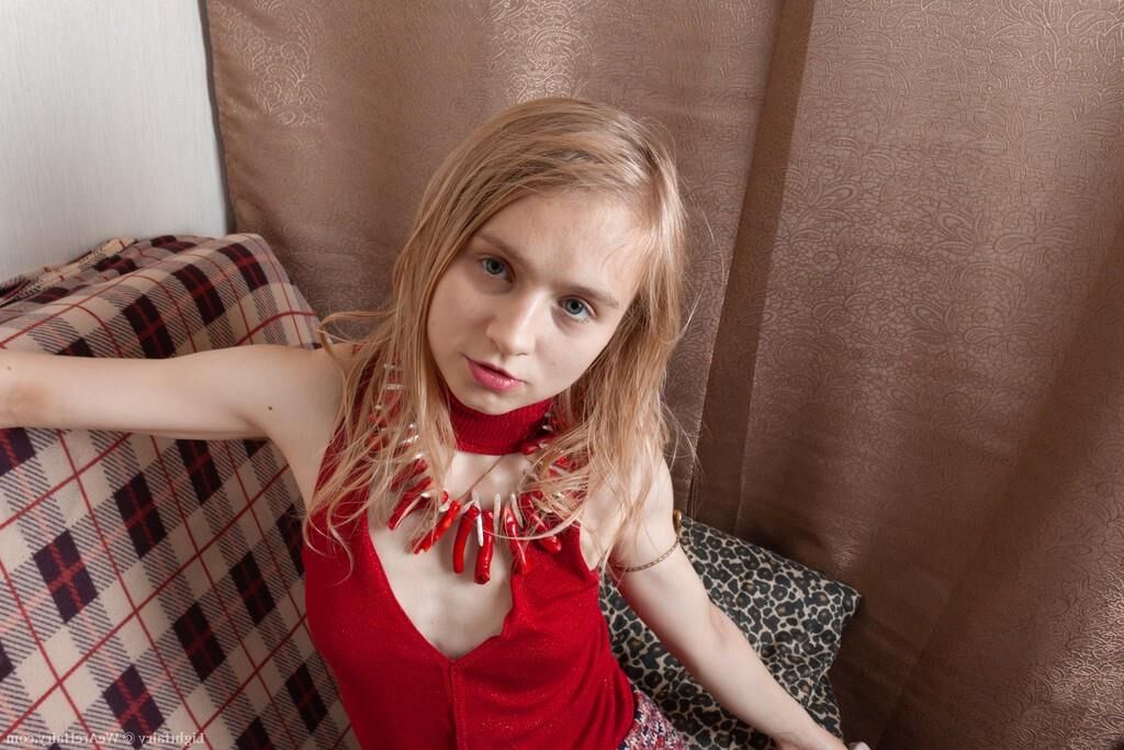 Masturbándose en un sofá con un consolador