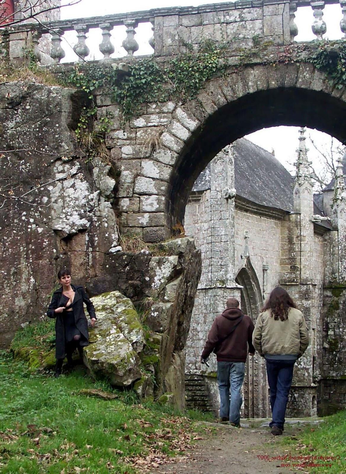 Französische Nadine Sexy French Exhibitionist Cave Chapel