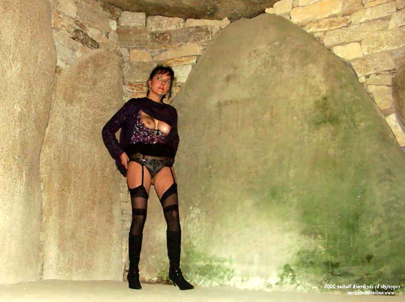 Französische Nadine Sexy French Exhibitionist Cave Chapel