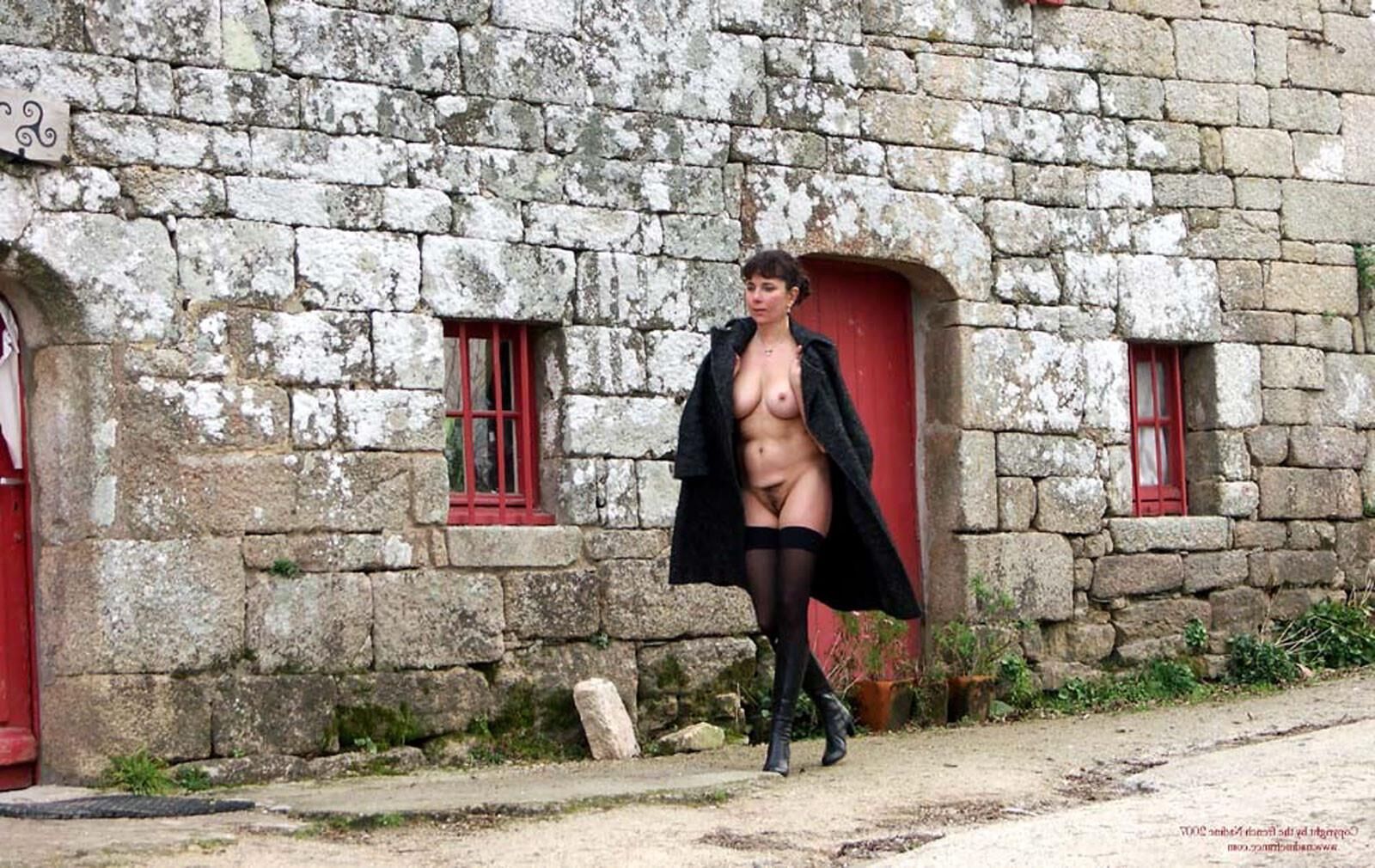 Französische Nadine Sexy French Exhibitionist Cave Chapel