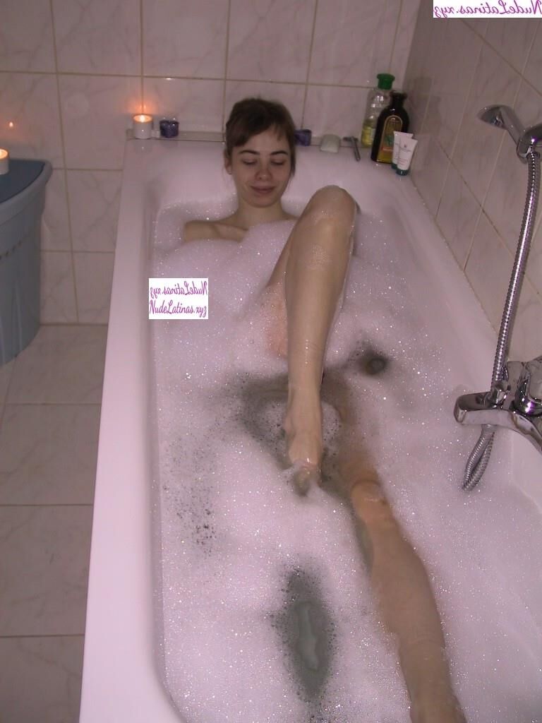 Échange étudiant a exposé un clignotement nu dans la baignoire lorsque la femme au travail