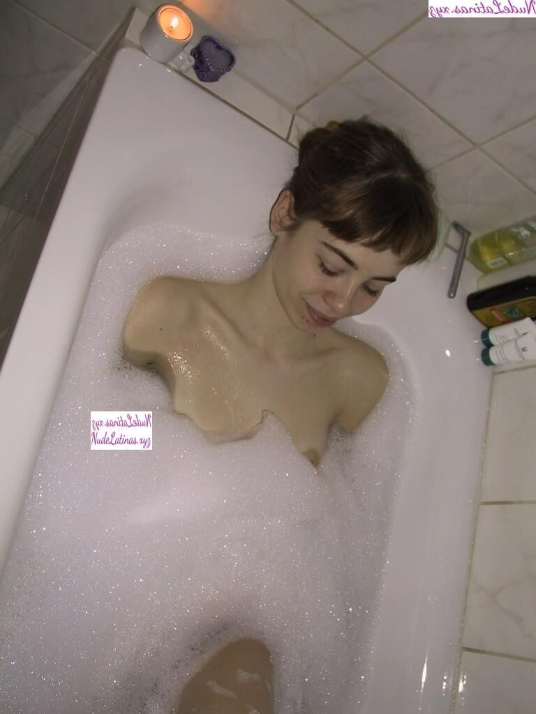 Échange étudiant a exposé un clignotement nu dans la baignoire lorsque la femme au travail