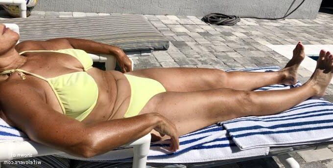 No sabiendo esposa con grandes tetas y coño peludo expuesto por marido
