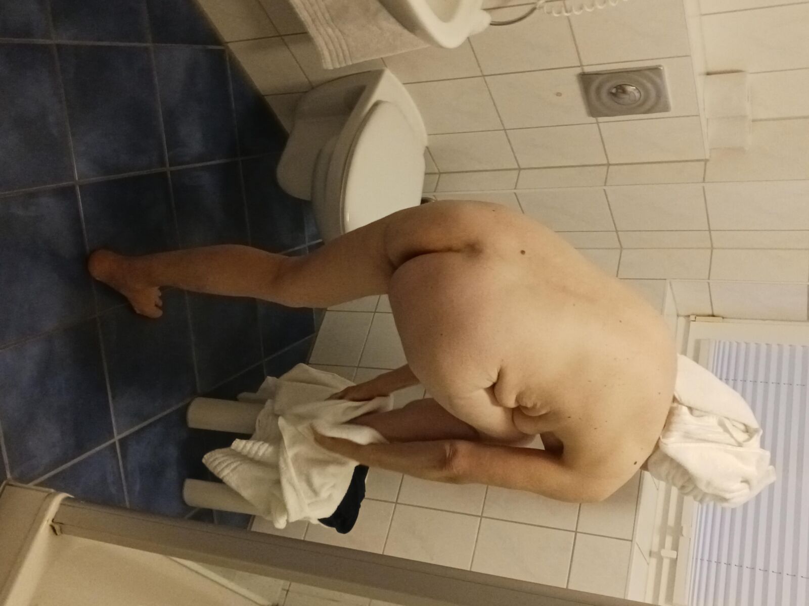 Quem quer tomar um banho com esta vagabunda peluda com tesão?