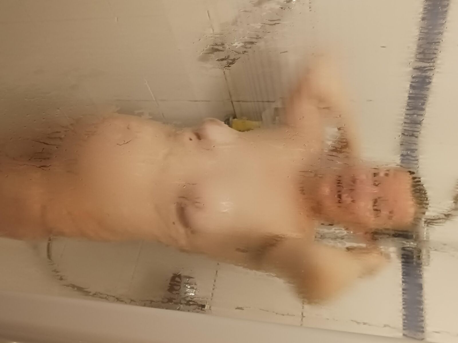 Quem quer tomar um banho com esta vagabunda peluda com tesão?