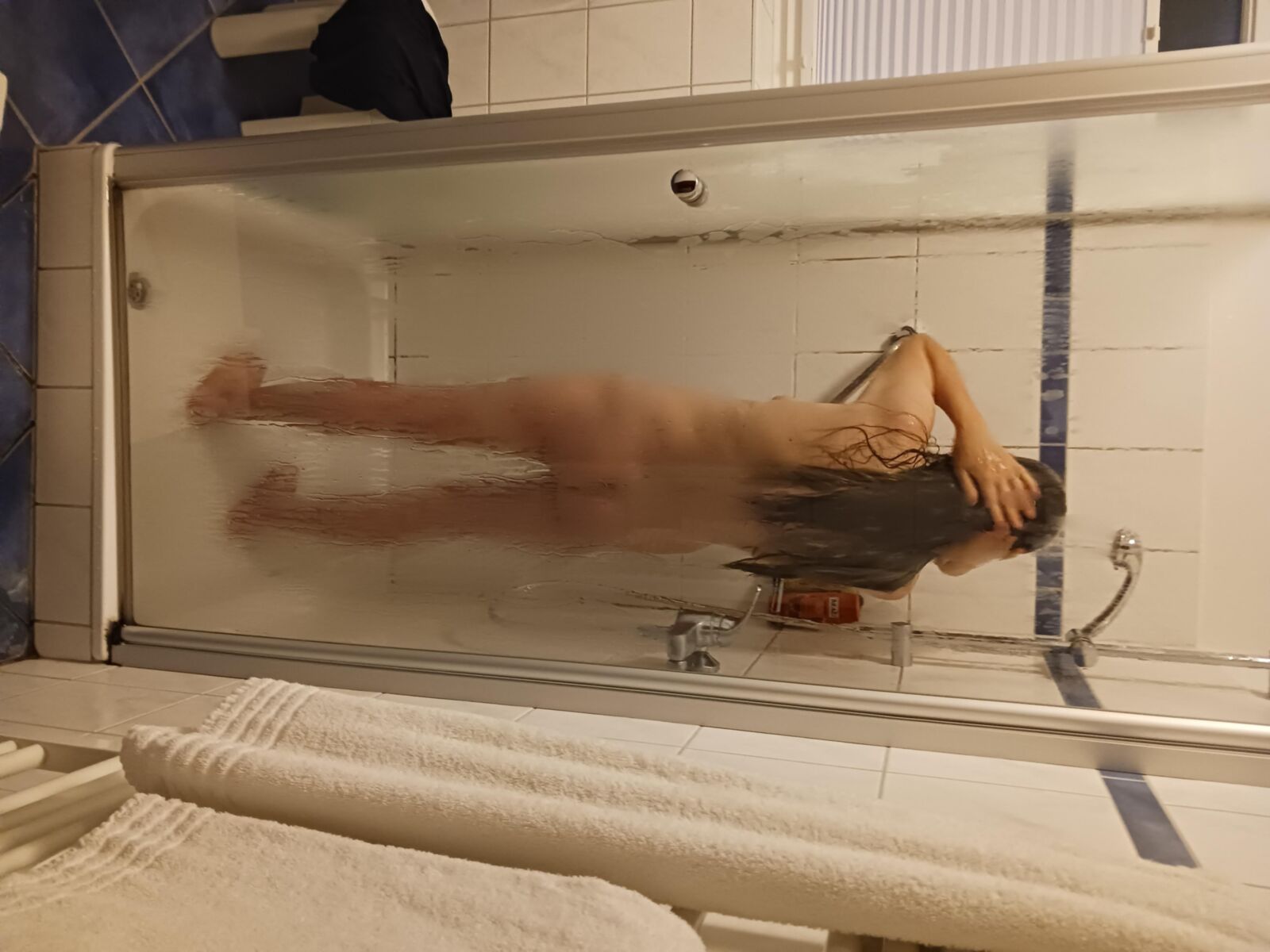 Quem quer tomar um banho com esta vagabunda peluda com tesão?