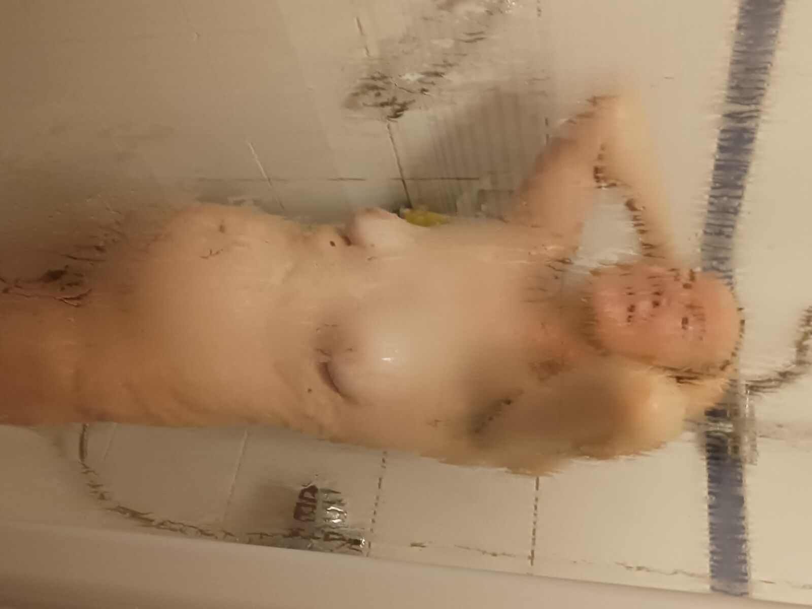 Quem quer tomar um banho com esta vagabunda peluda com tesão?